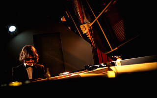 Dawid Ogrodnik jako legendarny muzyk w filmie Pieprzycy Dawid Ogrodnik jako legendarny muzyk w filmie Pieprzycy